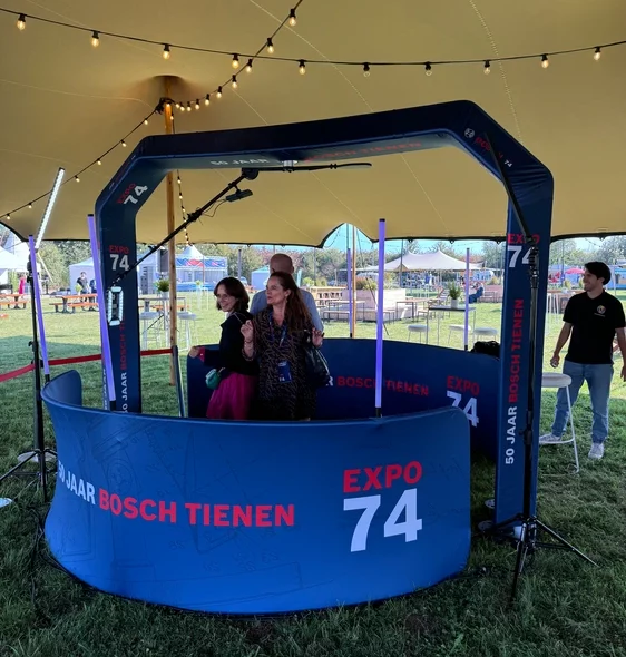 360 Sky Booth with host at event in Tienen