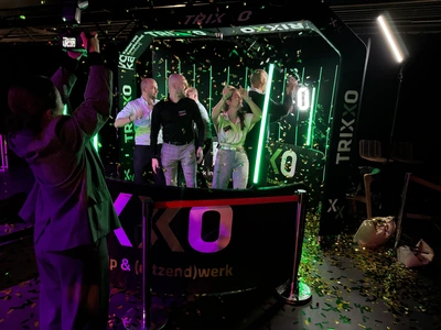 360 skybooth with confetti