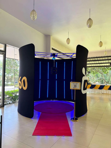 360 skybooth - LED edition with red carpet and blue lights